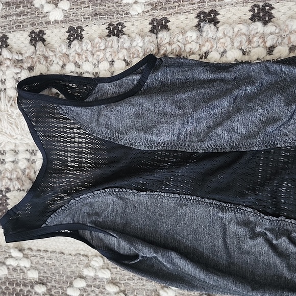 Workout top - Picture 3 of 4